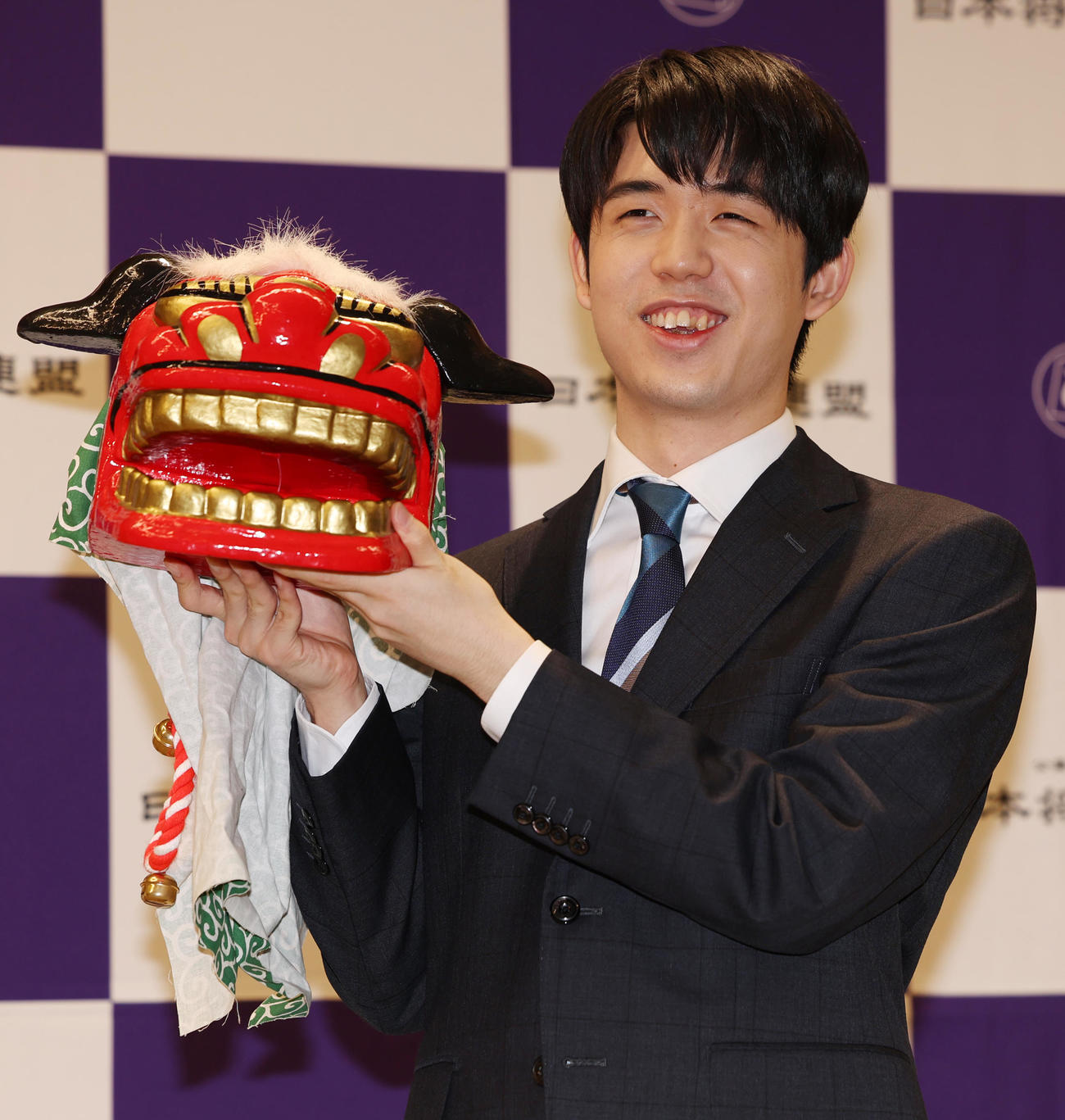 獅子頭を手に笑顔を見せる藤井聡太八段（撮影・野上伸悟）