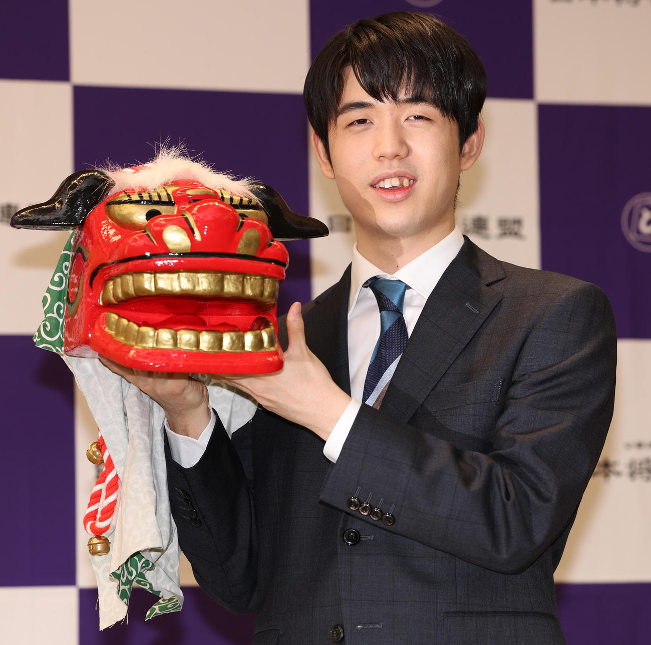 獅子頭を手に笑顔を見せる藤井聡太8冠（撮影・野上伸悟）