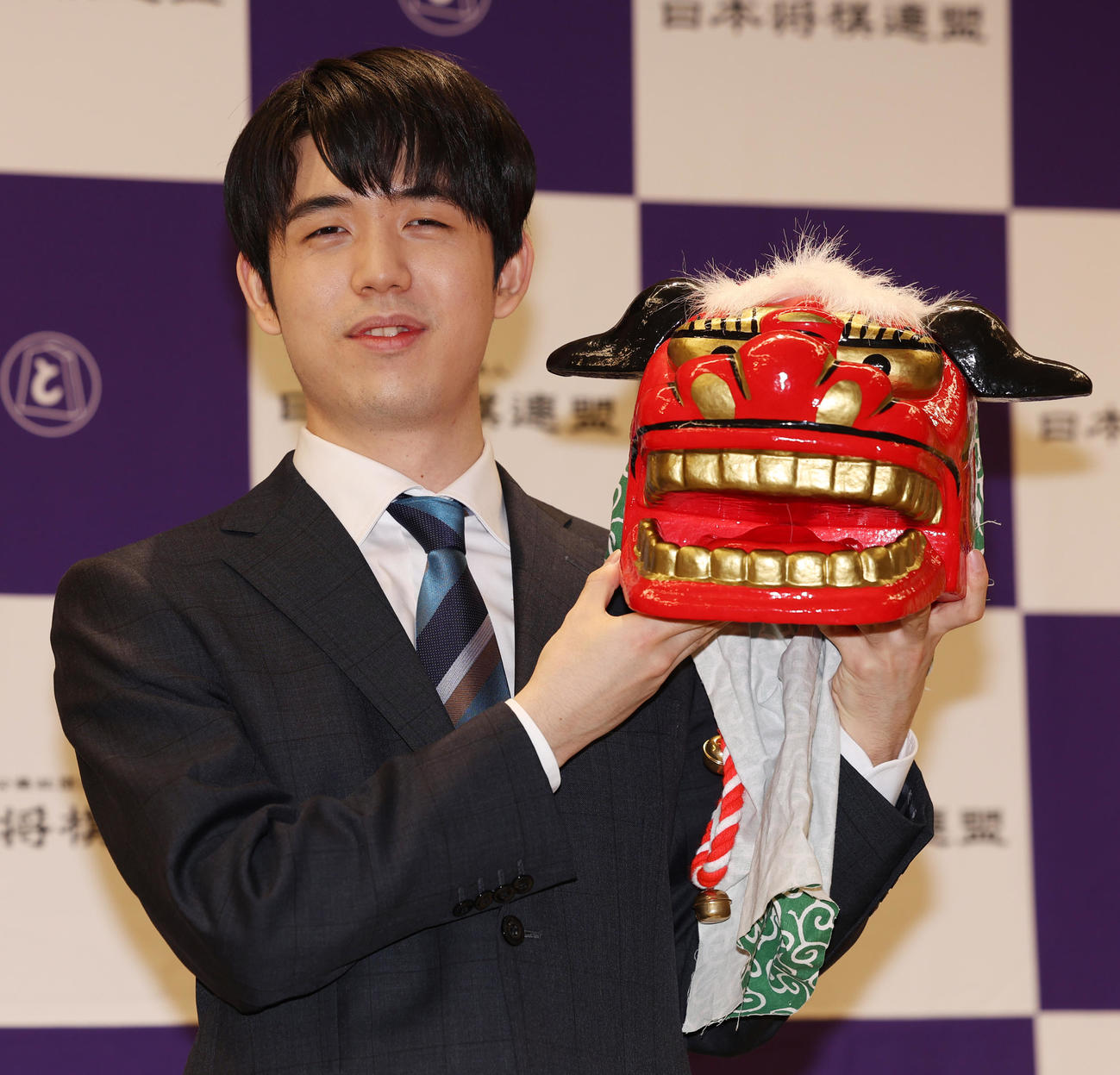 獅子頭を手に笑顔を見せる藤井聡太8冠（撮影・野上伸悟）