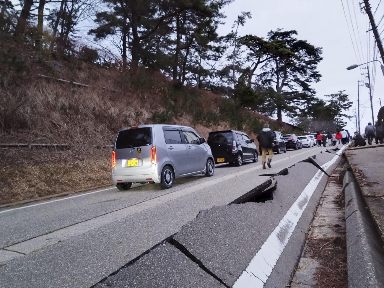 地震で大きく割れた道路＝1日午後4時48分、石川県輪島市（共同）