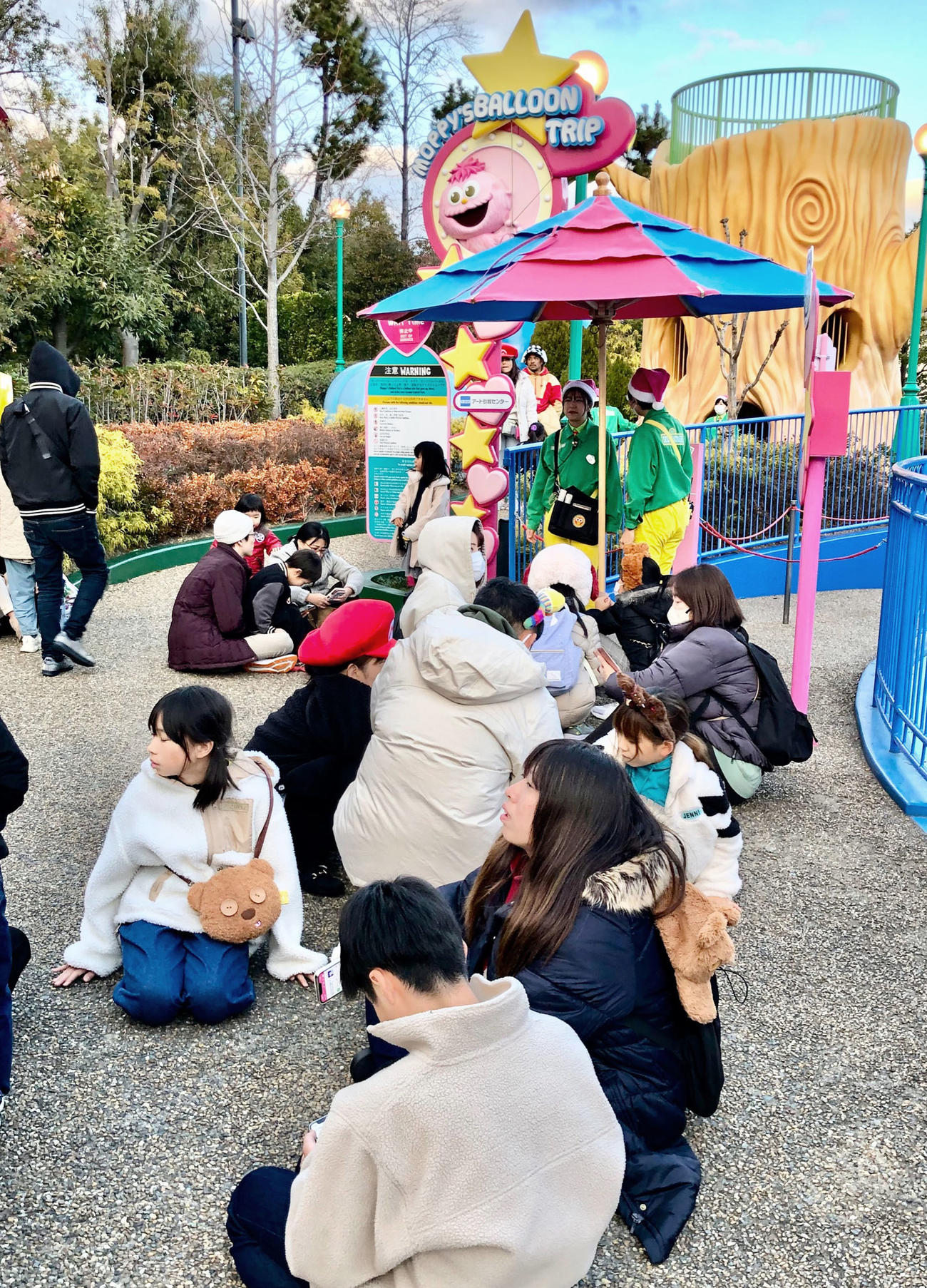 強い地震が発生し、しゃがみ込む人たち＝1日午後4時20分ごろ、大阪市のユニバーサル・スタジオ・ジャパン（共同）