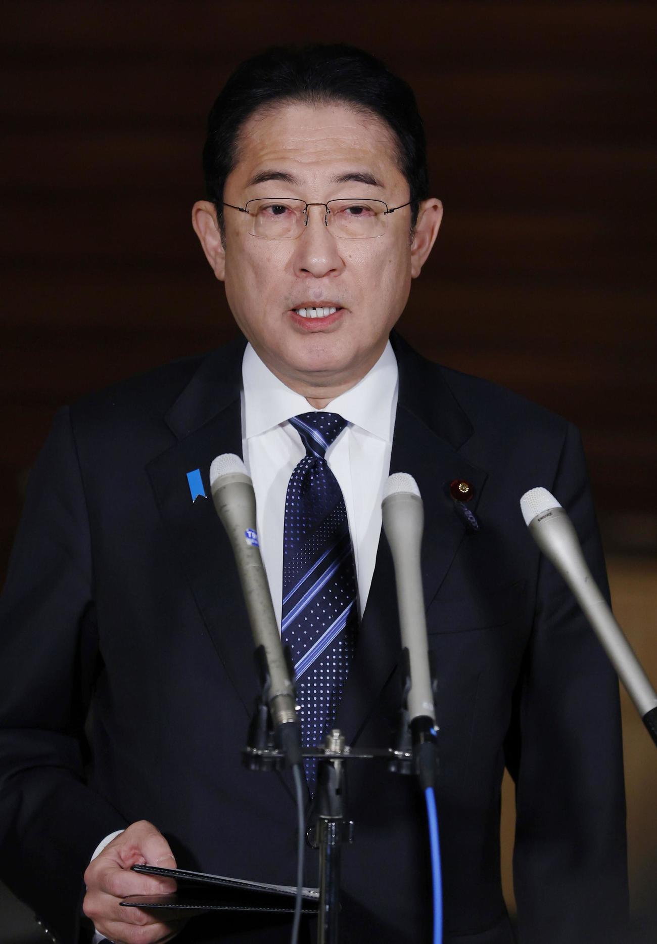 報道陣の取材に応じる岸田首相＝1日午後5時17分、首相官邸（共同）