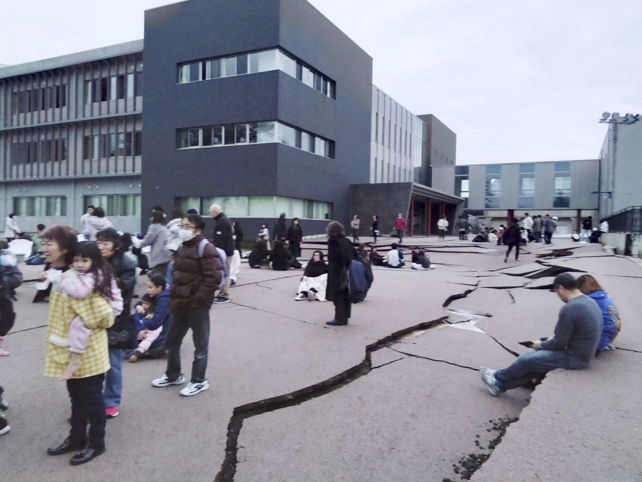強い地震で起きたひび割れ＝1日午後4時ごろ、石川県輪島市（共同）