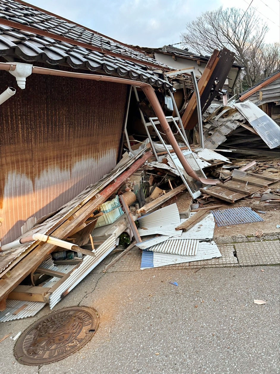 地震で倒壊した家屋＝1日午後4時半ごろ、石川県志賀町（共同）