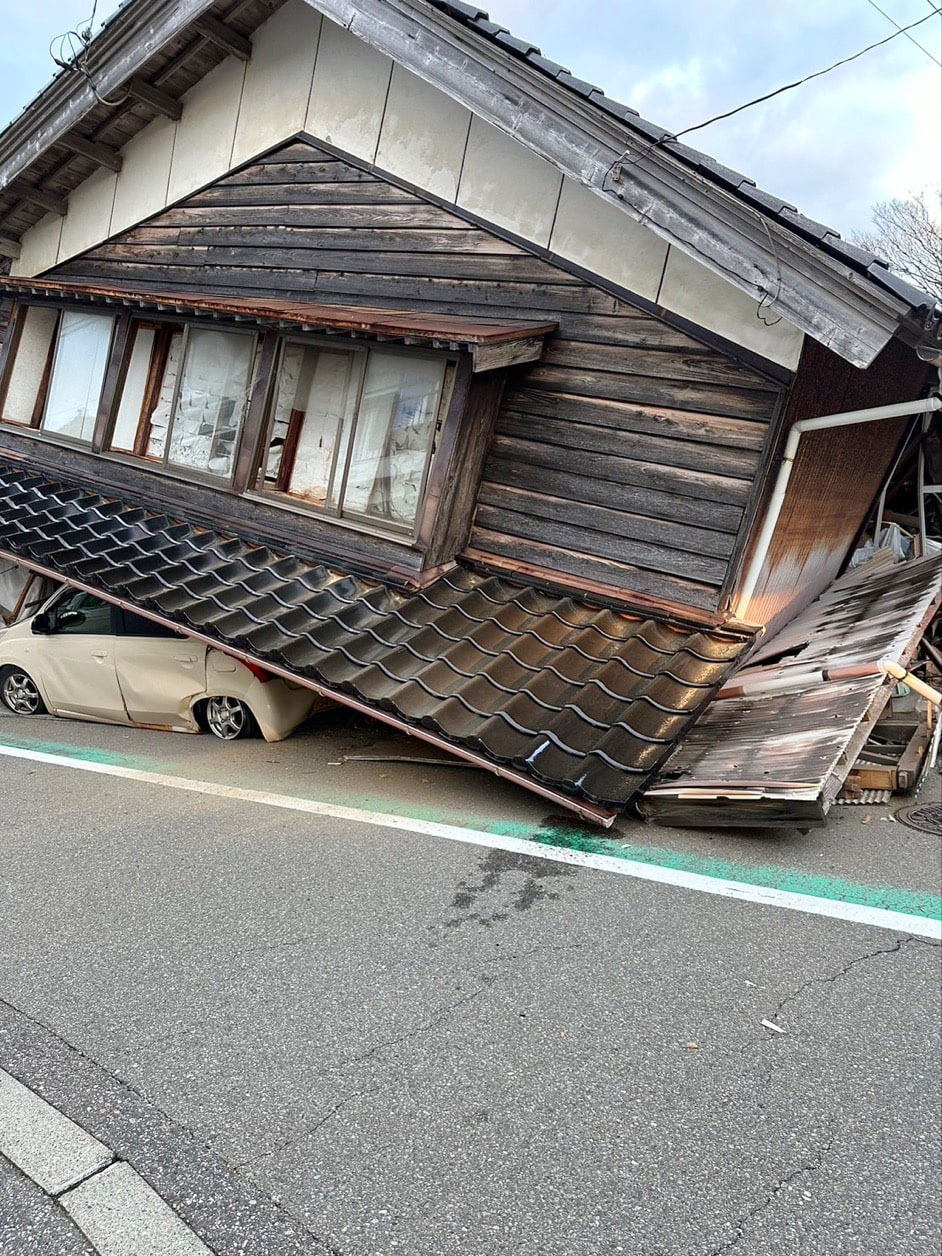 地震で倒壊した家屋＝1日午後4時半ごろ、石川県志賀町（共同）