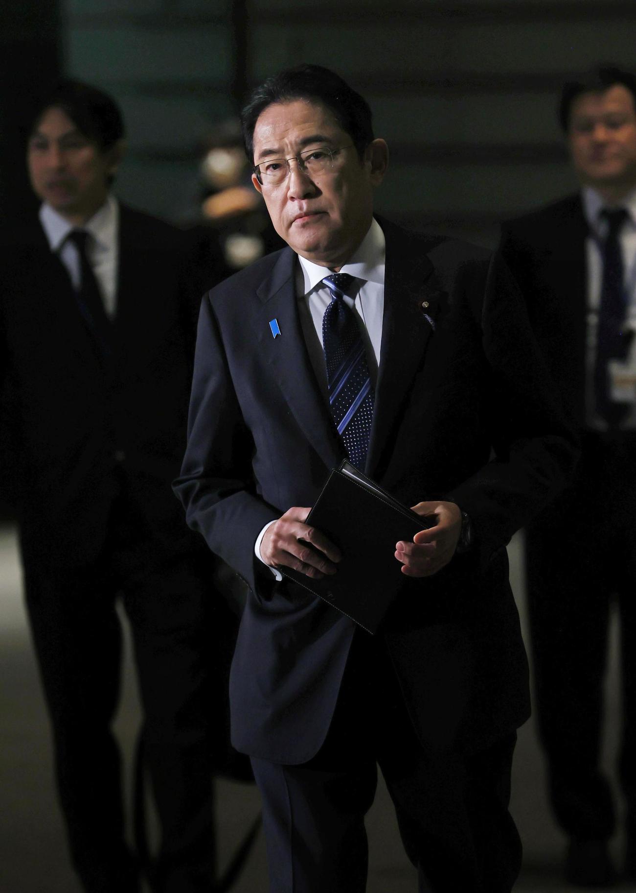首相官邸に入る岸田首相＝1日午後5時16分（教道）