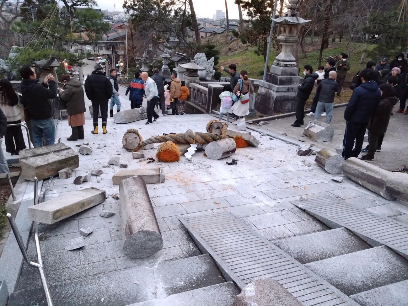 地震で倒壊した金沢市の大野日吉神社の鳥居＝1日午後4時50分ごろ（共同）
