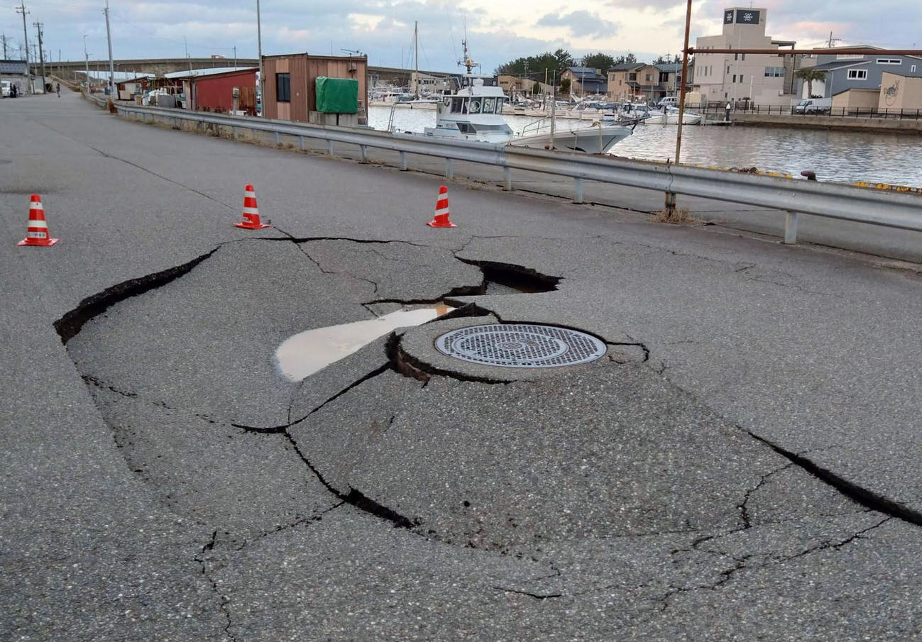 地震でひび割れした金沢市の道路＝1日午後4時30分ごろ（共同）
