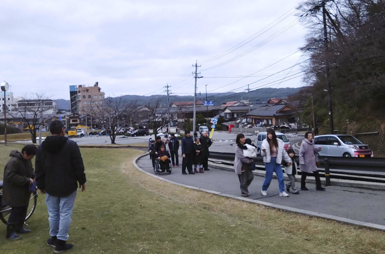 強い揺れの後、高台に向け避難する人たち＝1日午後4時40分、石川県輪島市（共同）