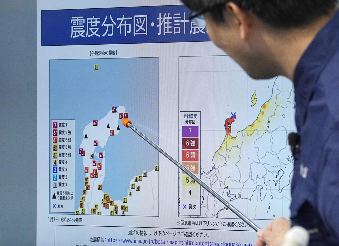 石川県で発生した地震について記者会見で説明する気象庁の担当者＝1日午後6時17分、気象庁（共同）
