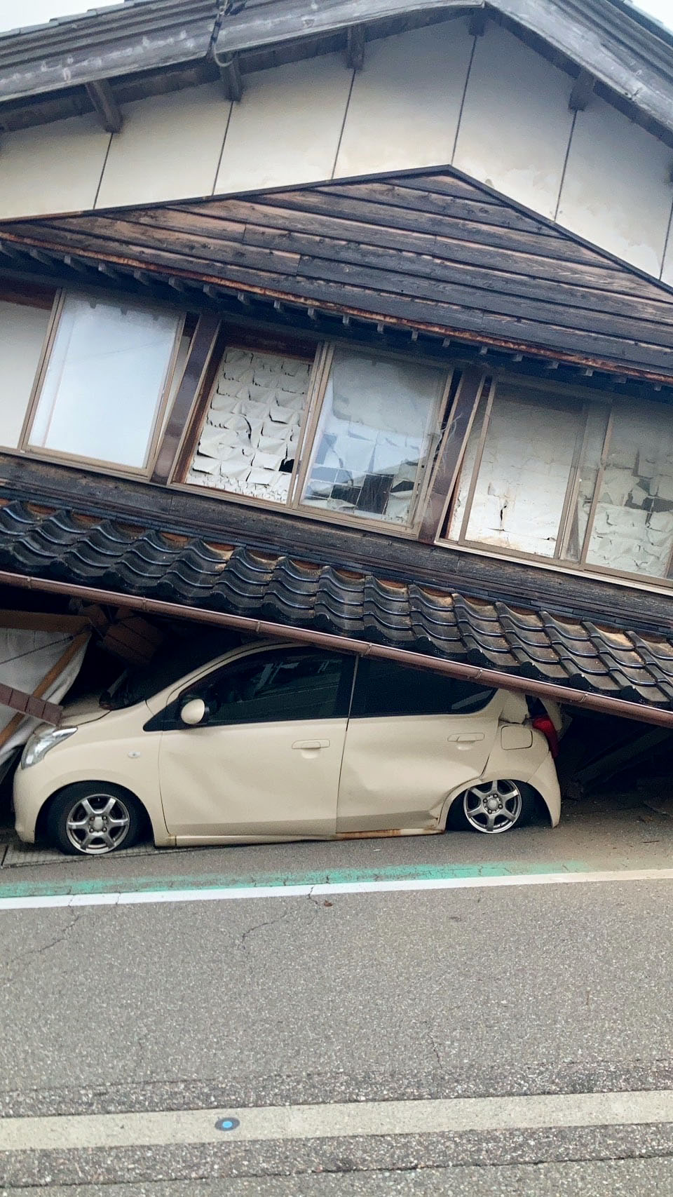 地震で倒壊した家屋＝1日午後4時半ごろ、石川県志賀町（共同）