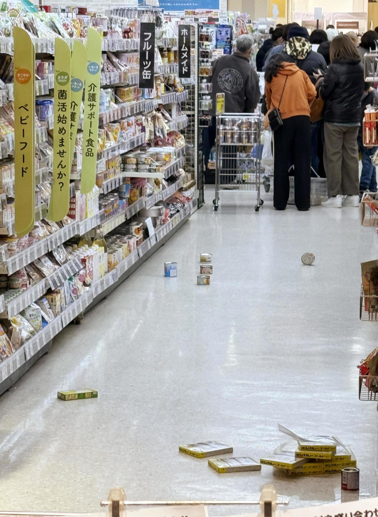 富山市の大型商業施設のスーパーで、地震で散乱した商品＝1日午後4時13分（共同）