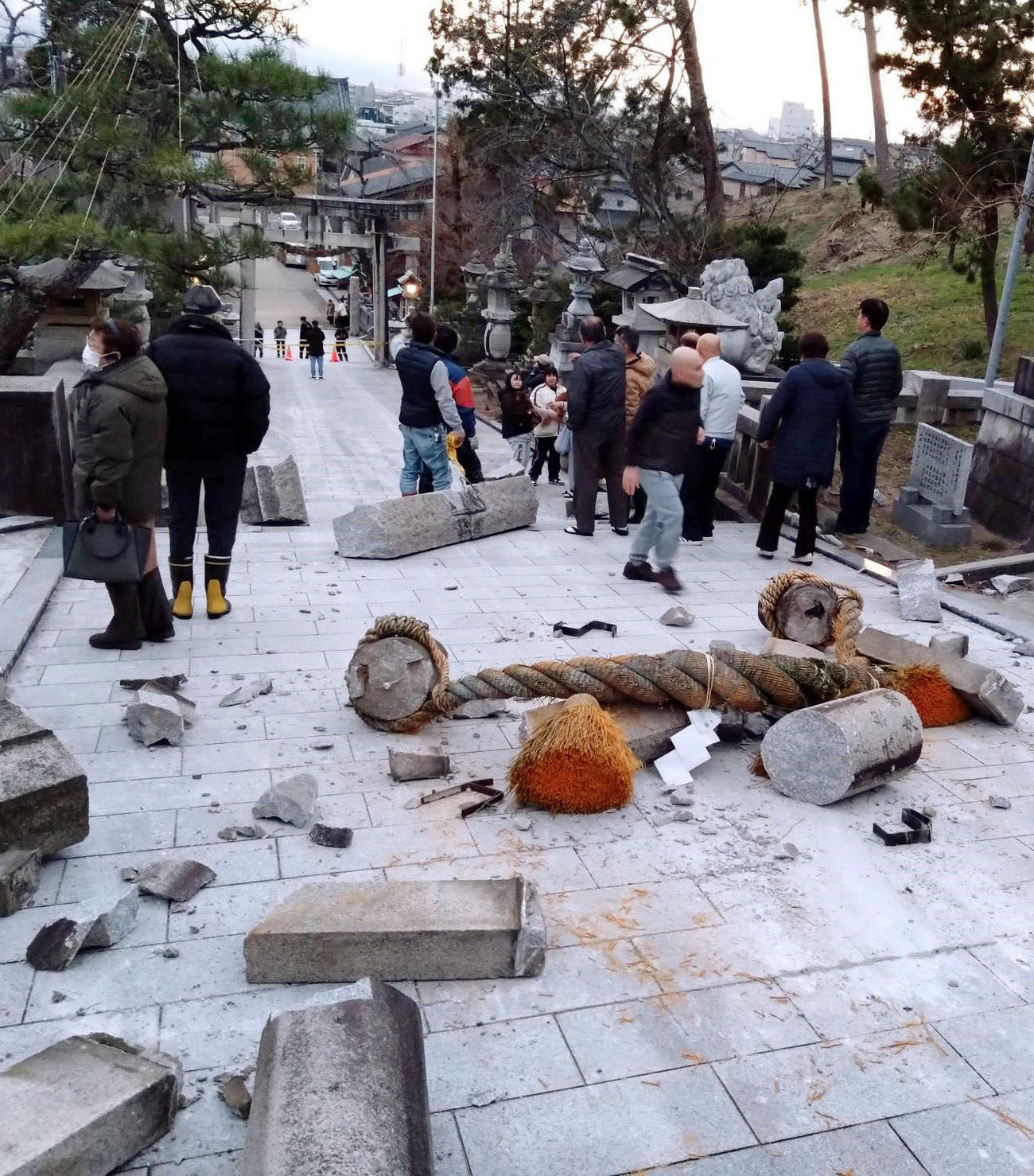 地震で倒壊した金沢市の大野日吉神社の鳥居（共同）