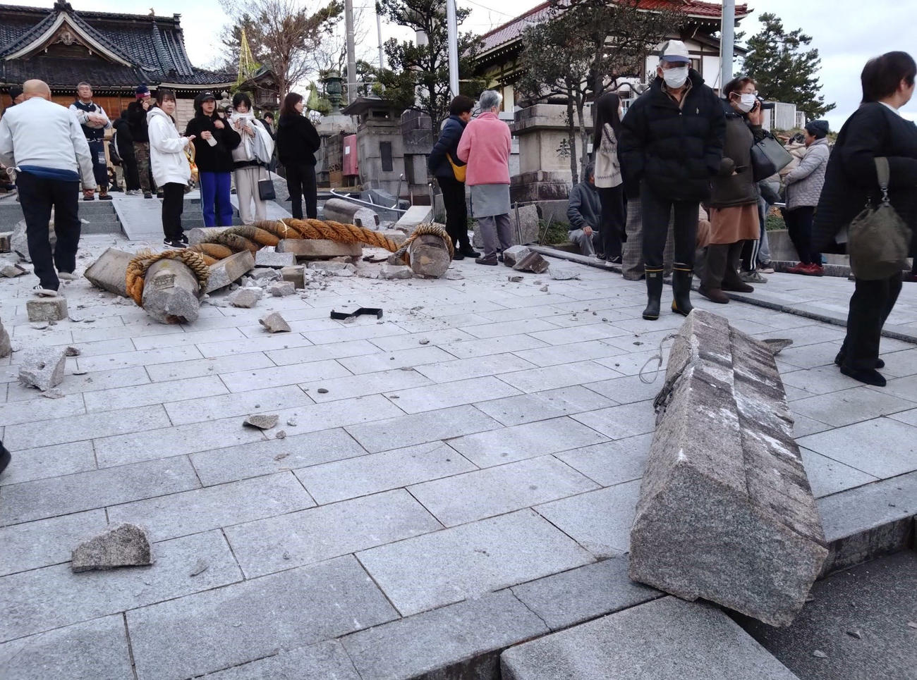 地震で鳥居が倒壊するなどした金沢市の大野日吉神社＝1日午後4時50分ごろ（共同）