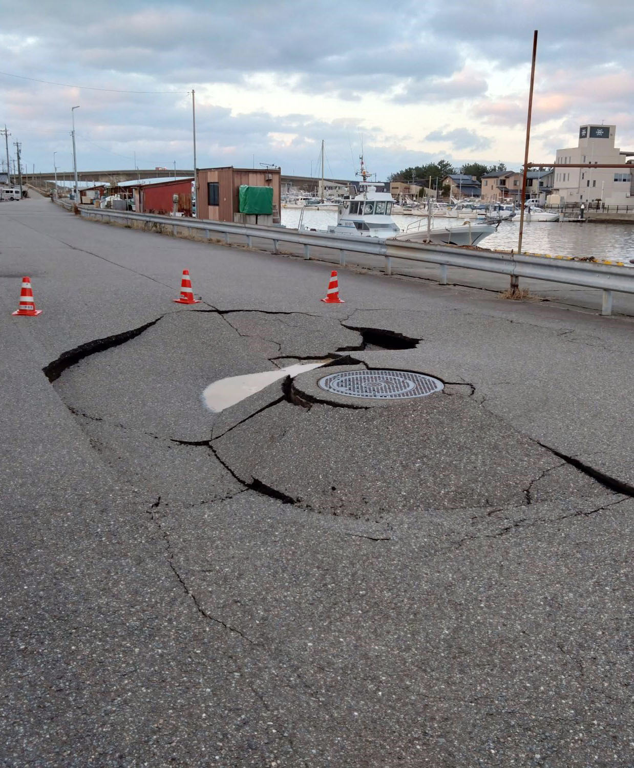 地震でひび割れした金沢市の道路＝1日午後4時30分ごろ（共同）