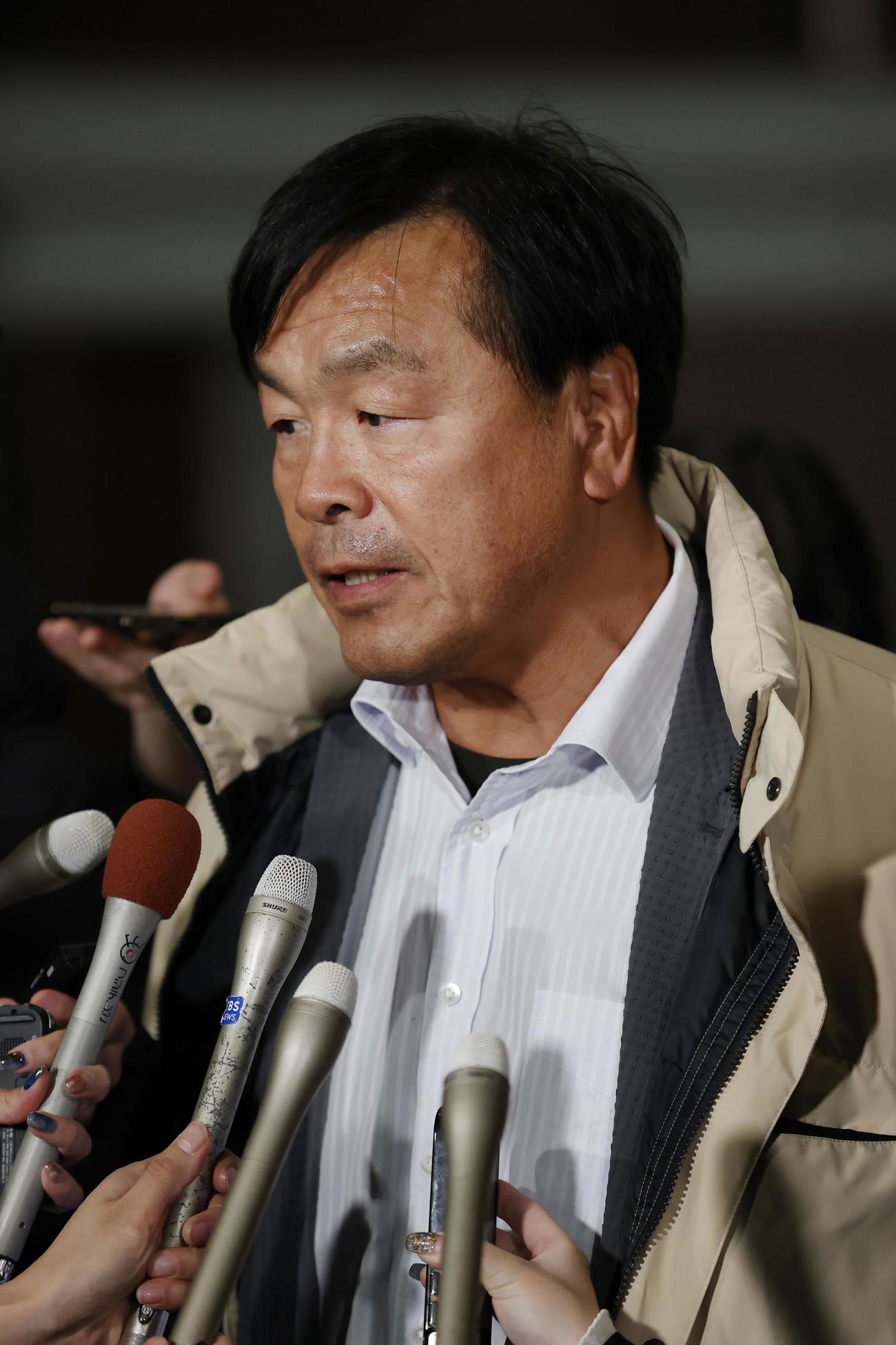 首相官邸で報道陣の質問に答える石川県の馳浩知事（共同）