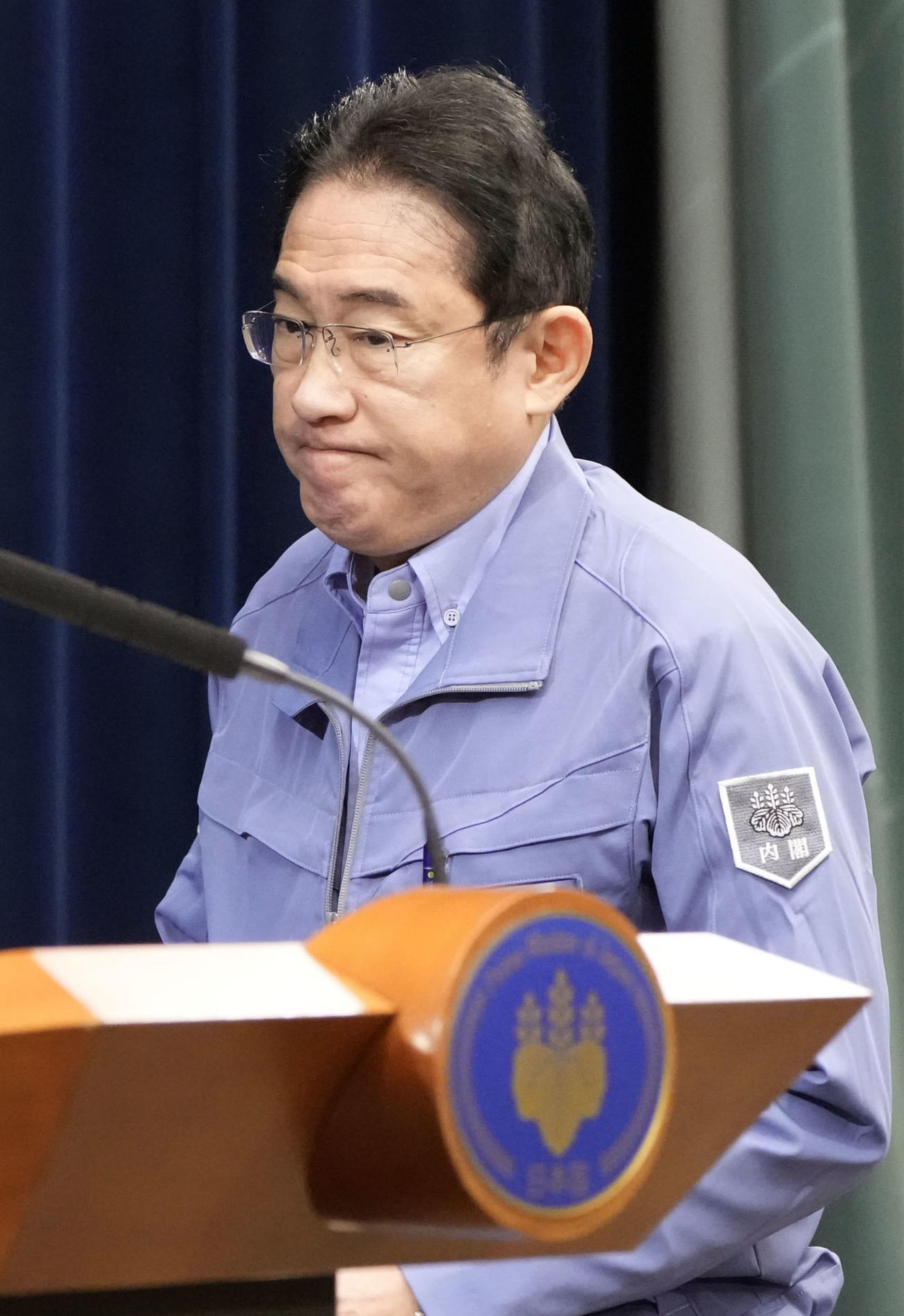 首相官邸で取材に臨む岸田首相（共同）