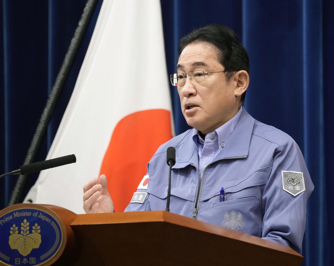 首相官邸で取材に応じる岸田首相（共同）