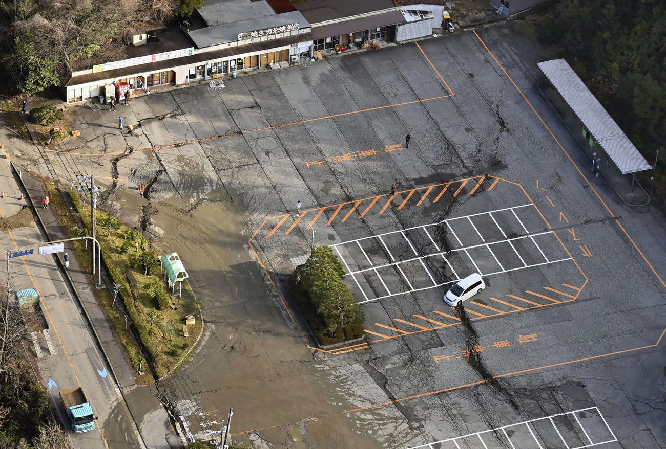 駐車場にできた地割れ＝石川県七尾市の能登島（共同）