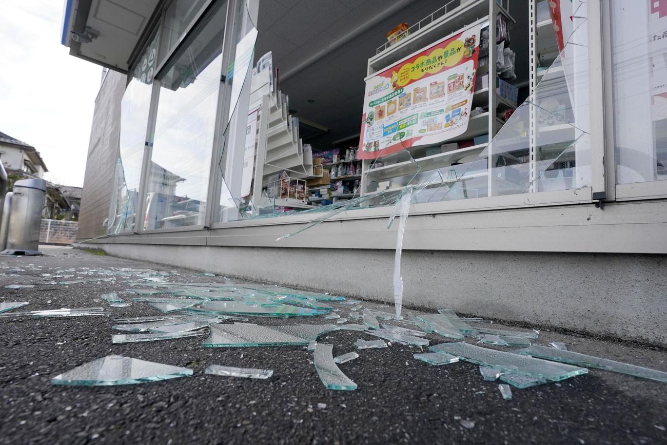 石川県七尾市のガラスが割れたコンビニ（共同）