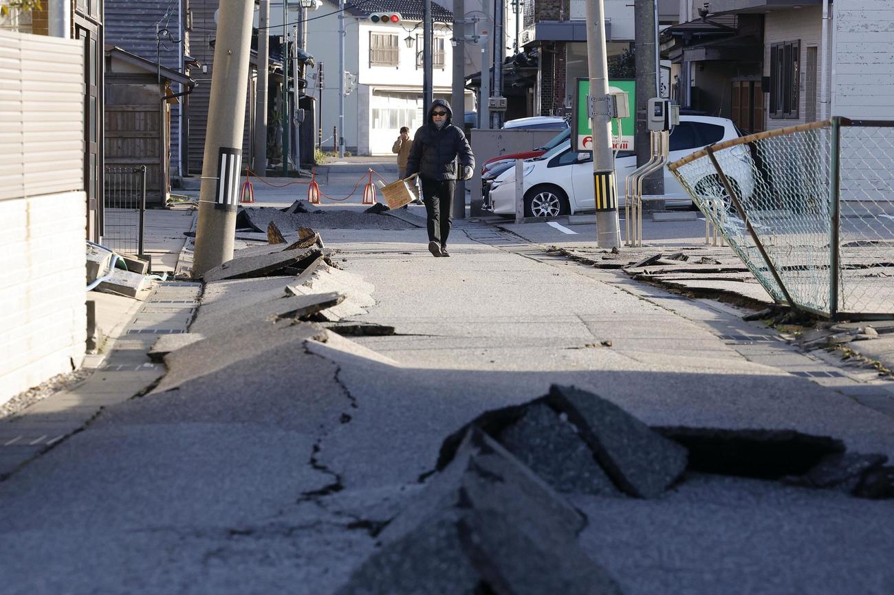 地震で地割れが入った石川県羽咋市の道路（共同）