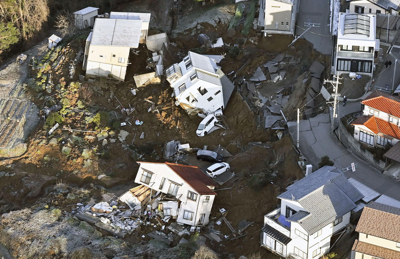 地震の影響で斜面が崩落した住宅地＝2日午前8時2分、金沢市（共同）