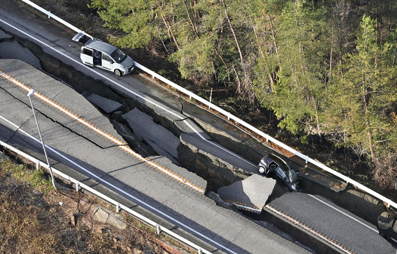 石川県穴水町の崩落した道路（共同）