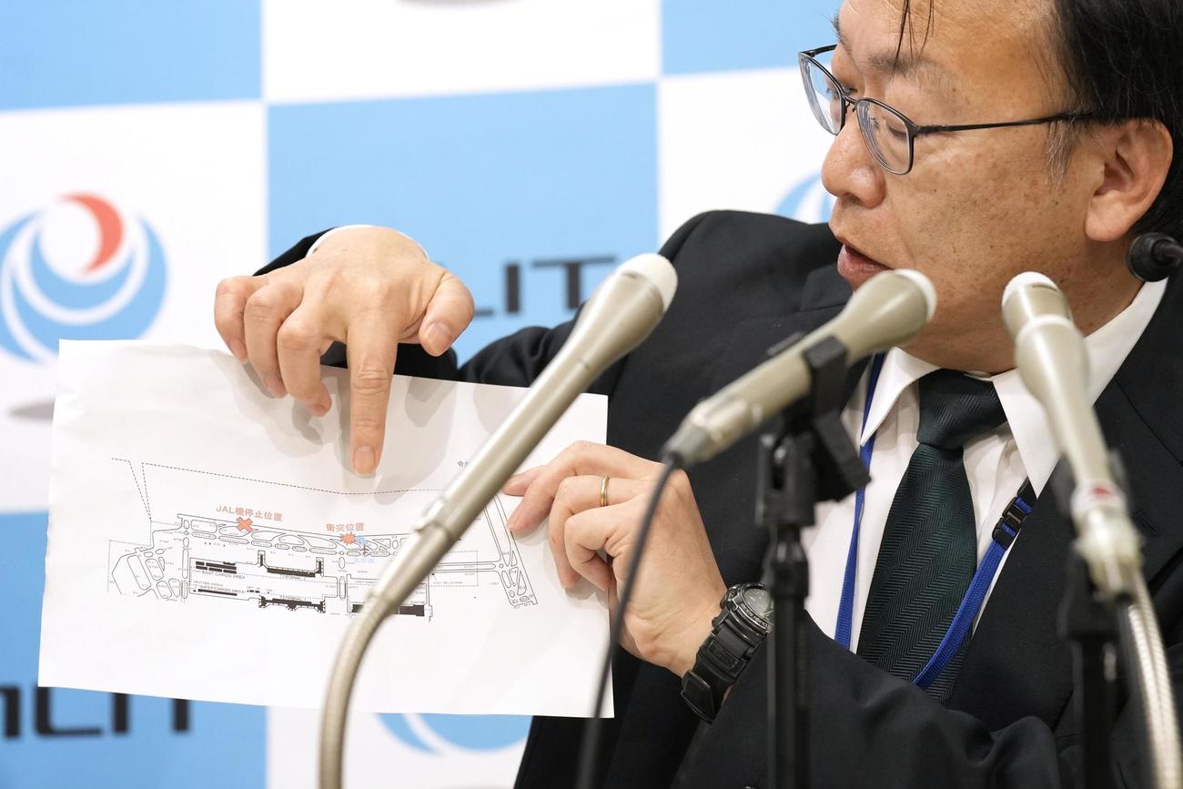 日航516便と海上保安庁の航空機が衝突、炎上した事故について記者会見で説明する国交省の担当者（共同）