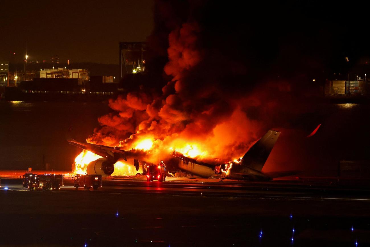 羽田空港のC滑走路で炎上する日航516便（ロイター）