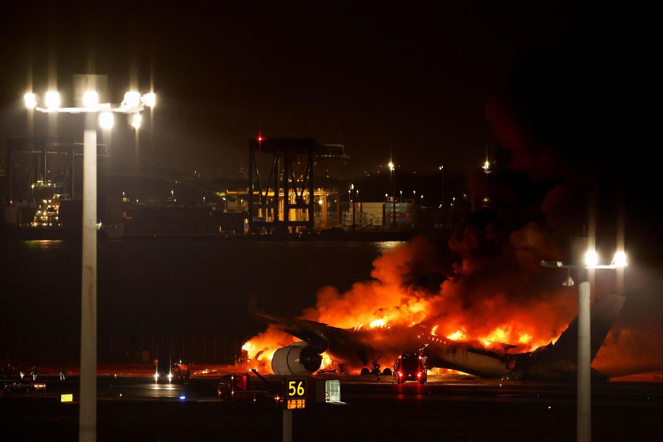 羽田空港のC滑走路で炎上する日航516便（ロイター）