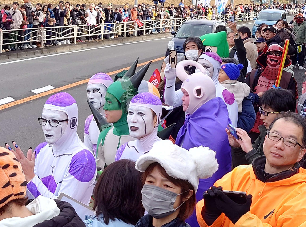 沿道の雑踏にまぎれてランナーに声援を送ろうとしているフリーザ軍団（撮影・寺沢卓）