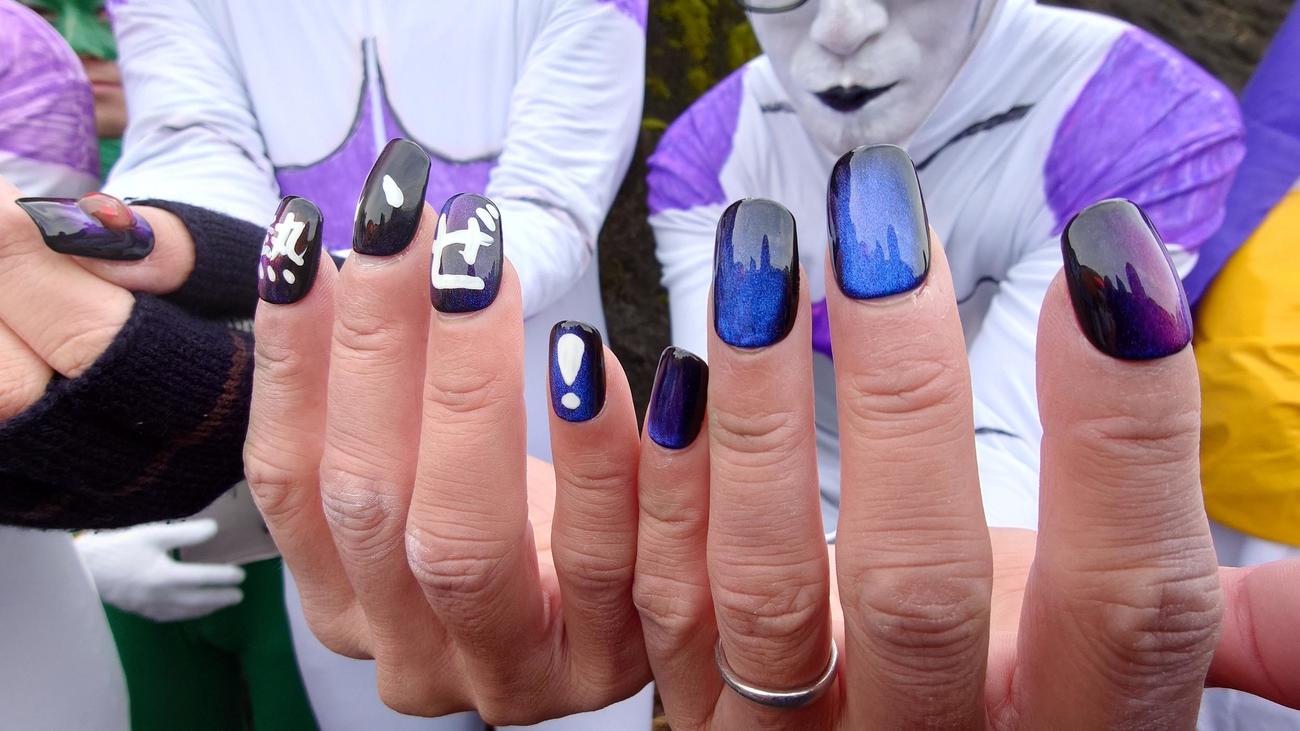 プレゼントされたネイル。「熱いぜ！」（撮影・寺沢卓）