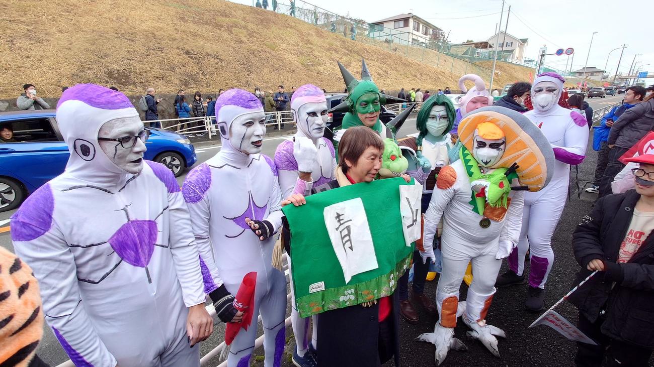青山学院大ファンと記念写真（撮影・寺沢卓）