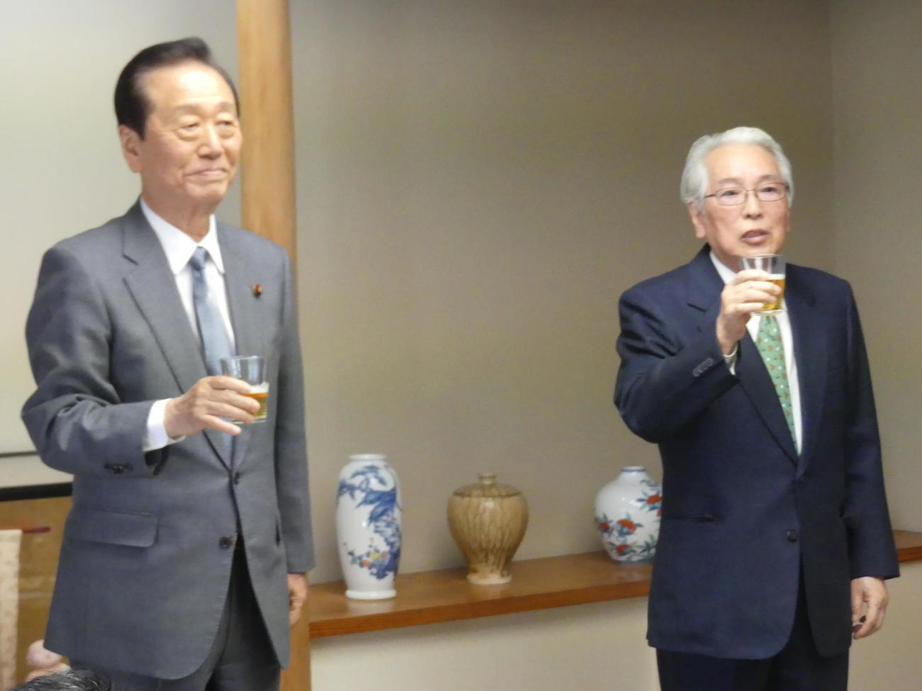 田中角栄元首相の秘書を務めた朝賀昭氏（右）の音頭で乾杯する立憲民主党の小沢一郎衆院議員（撮影・中山知子）