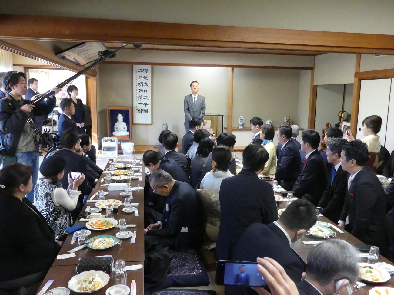 4年ぶりの私邸での新年会で、同僚議員らの前であいさつする立憲民主党の小沢一郎衆院議員（撮影・中山知子）