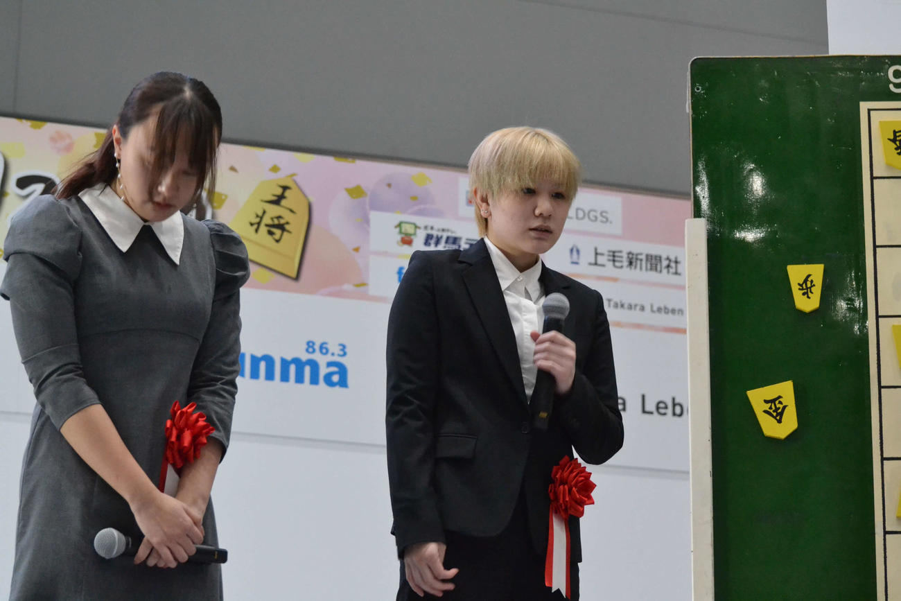 第8回YAMADA女流チャレンジ杯決勝で野原未蘭女流初段（左）を下して公式戦初優勝を決めた磯谷祐維女流1級（右）