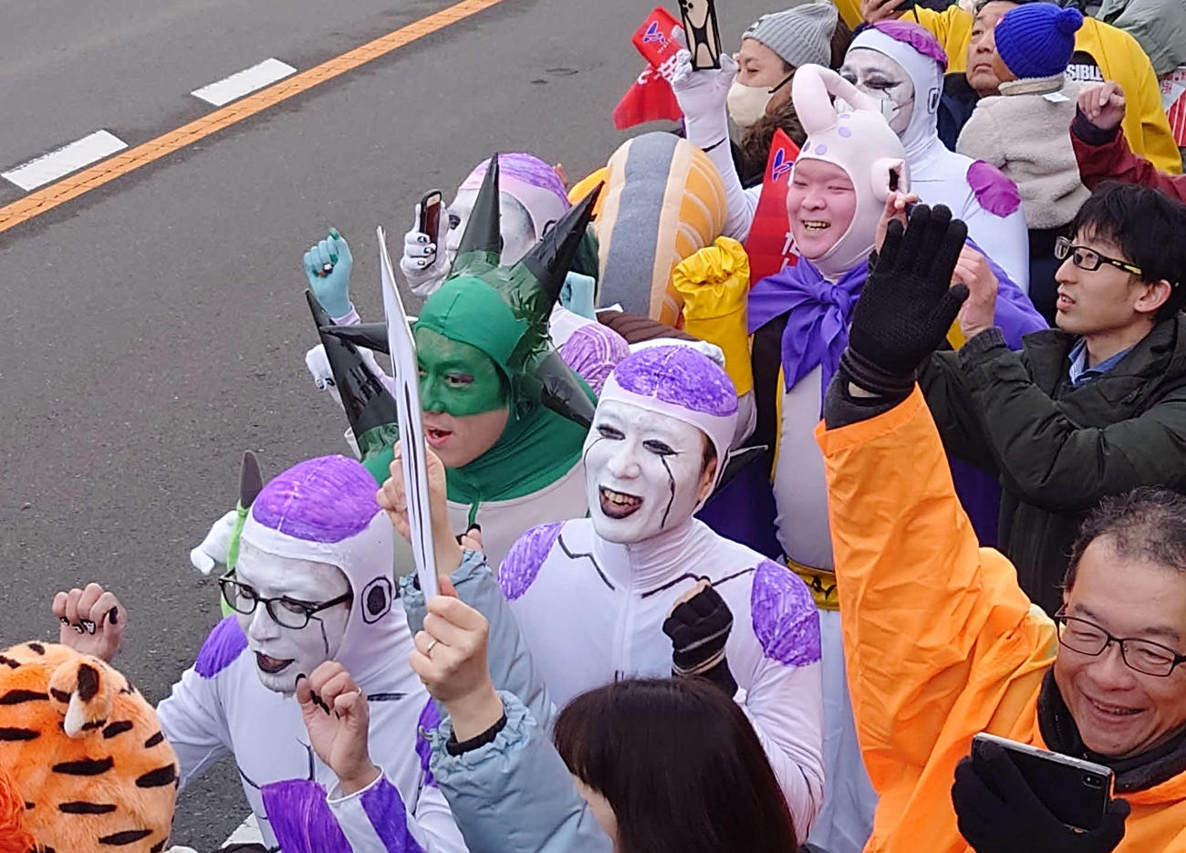 きたー、首振りダンス（撮影・寺沢卓）