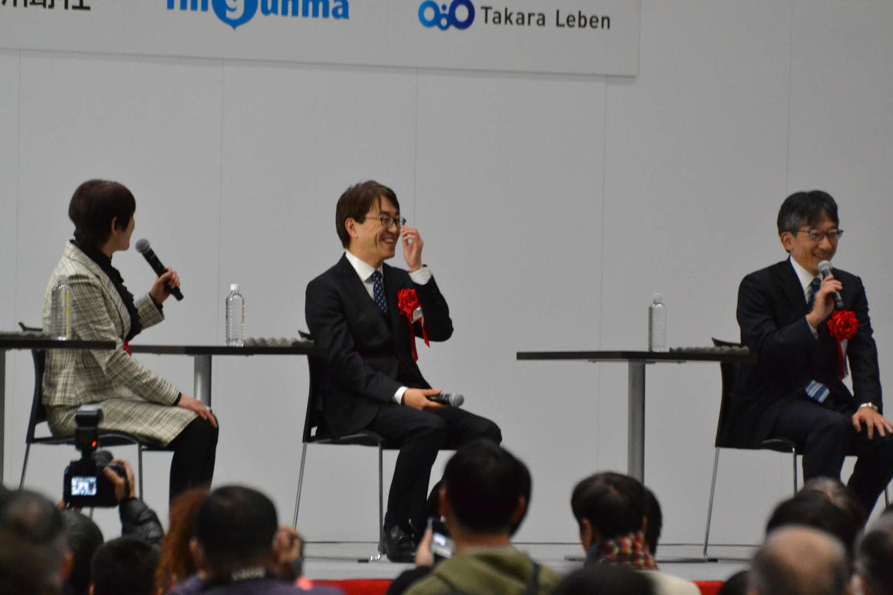 山田久美女流四段（左）の進行で新春記念座談会を行った日本将棋連盟会長の羽生善治九段（中）と前会長の佐藤康光九段（右）