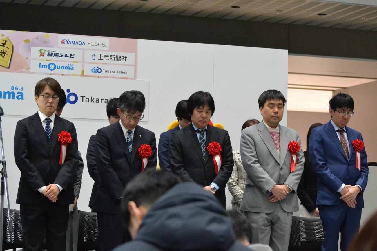 「上州将棋祭り2024」の開会式で「令和6年能登半島地震」の犠牲者に対し黙とうする羽生善治九段（左）以下の出演棋士