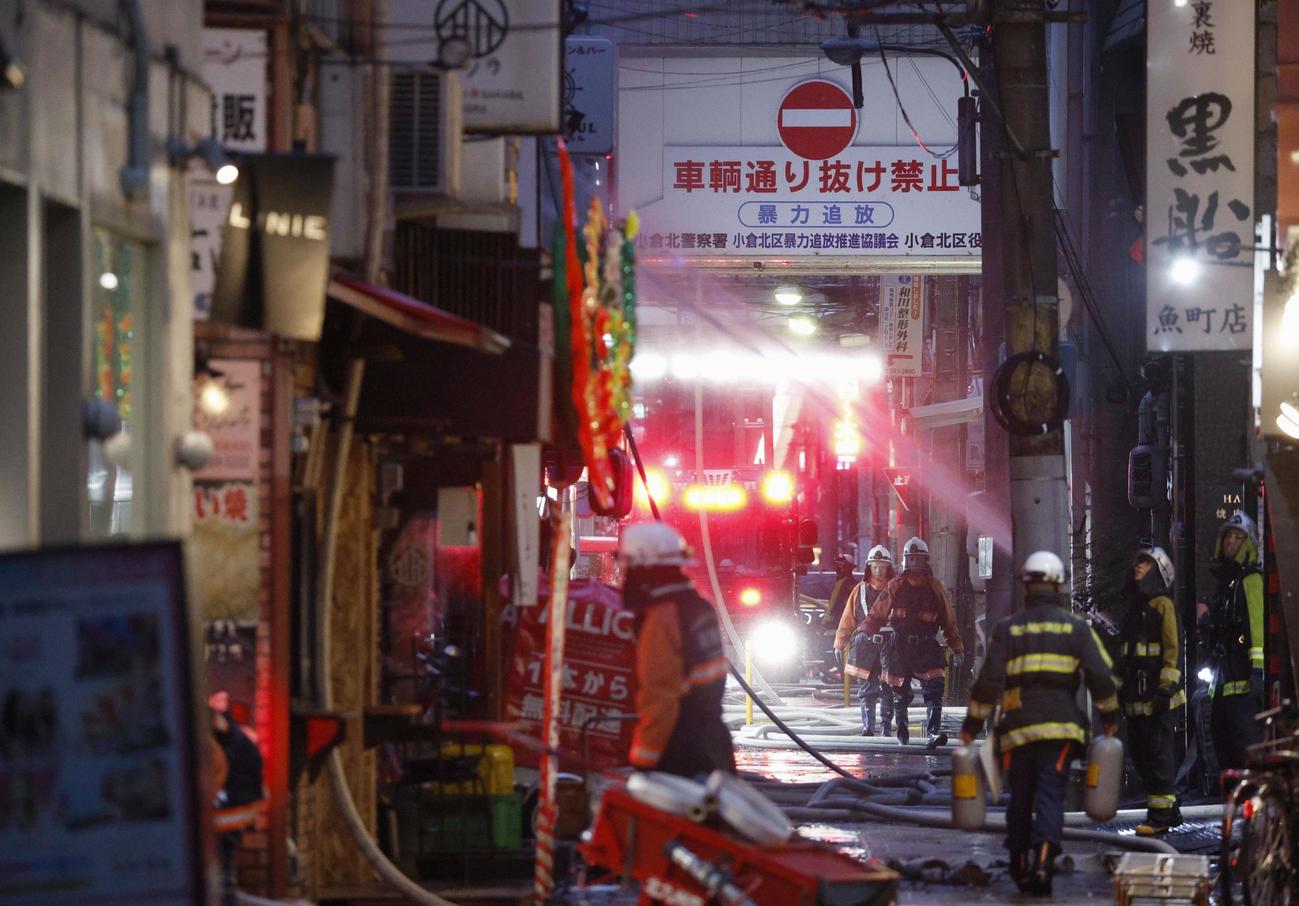消火活動が続く、JR小倉駅に近い飲食店街の火災現場＝3日午後5時25分、北九州市小倉北区（共同）