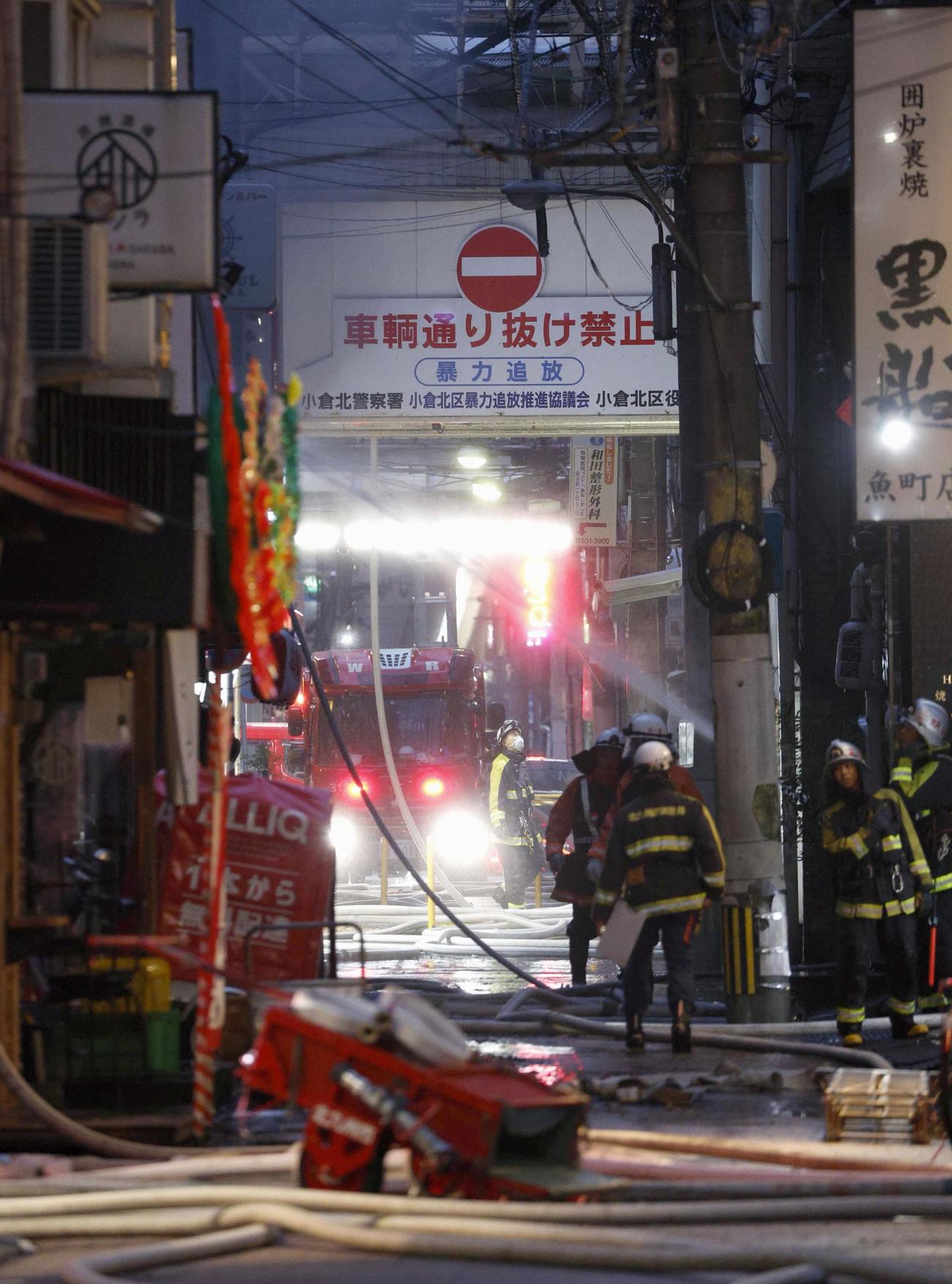 消火活動が続く、JR小倉駅に近い飲食店街の火災現場＝3日午後5時25分、北九州市小倉北区（共同）