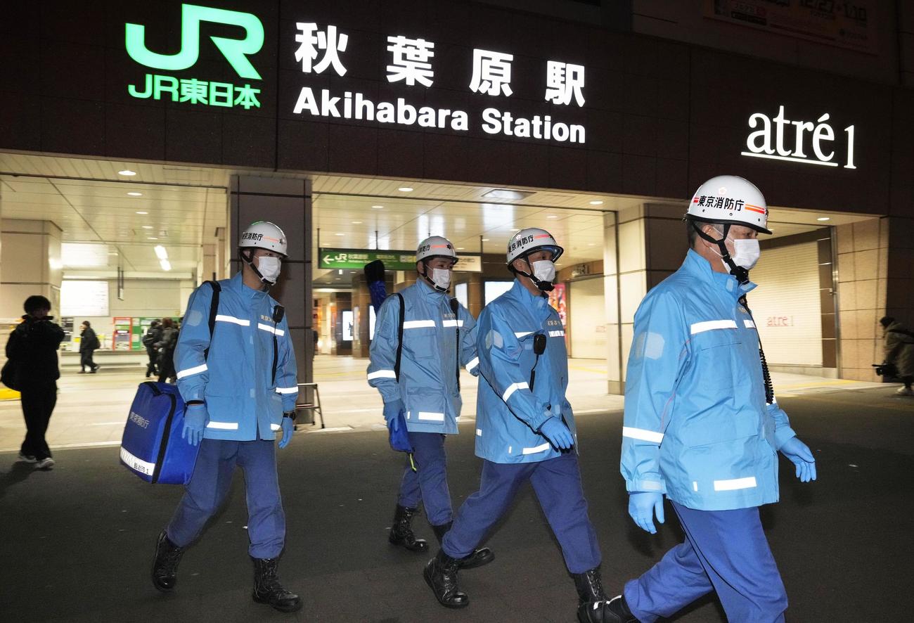 JR秋葉原駅に集まった消防隊員（共同）