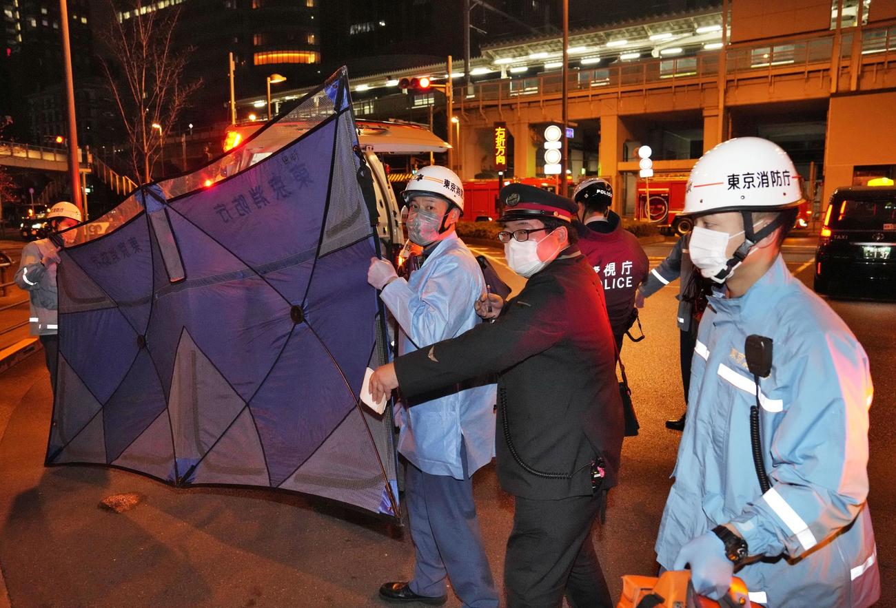 JR秋葉原駅から刃物で切り付けられたとみられる人を搬送する消防隊員ら（共同）