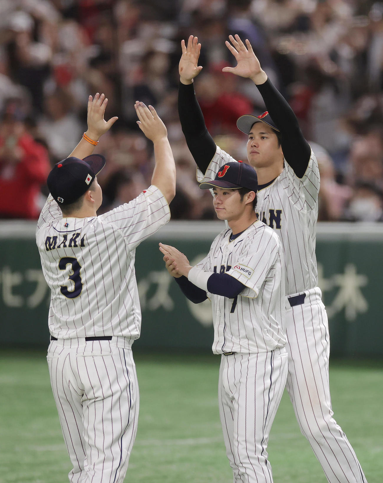 2023年3月16日、日本対イタリア　イタリアに勝利し、中野（中央）の頭上で牧（左）とタッチを交わす大谷