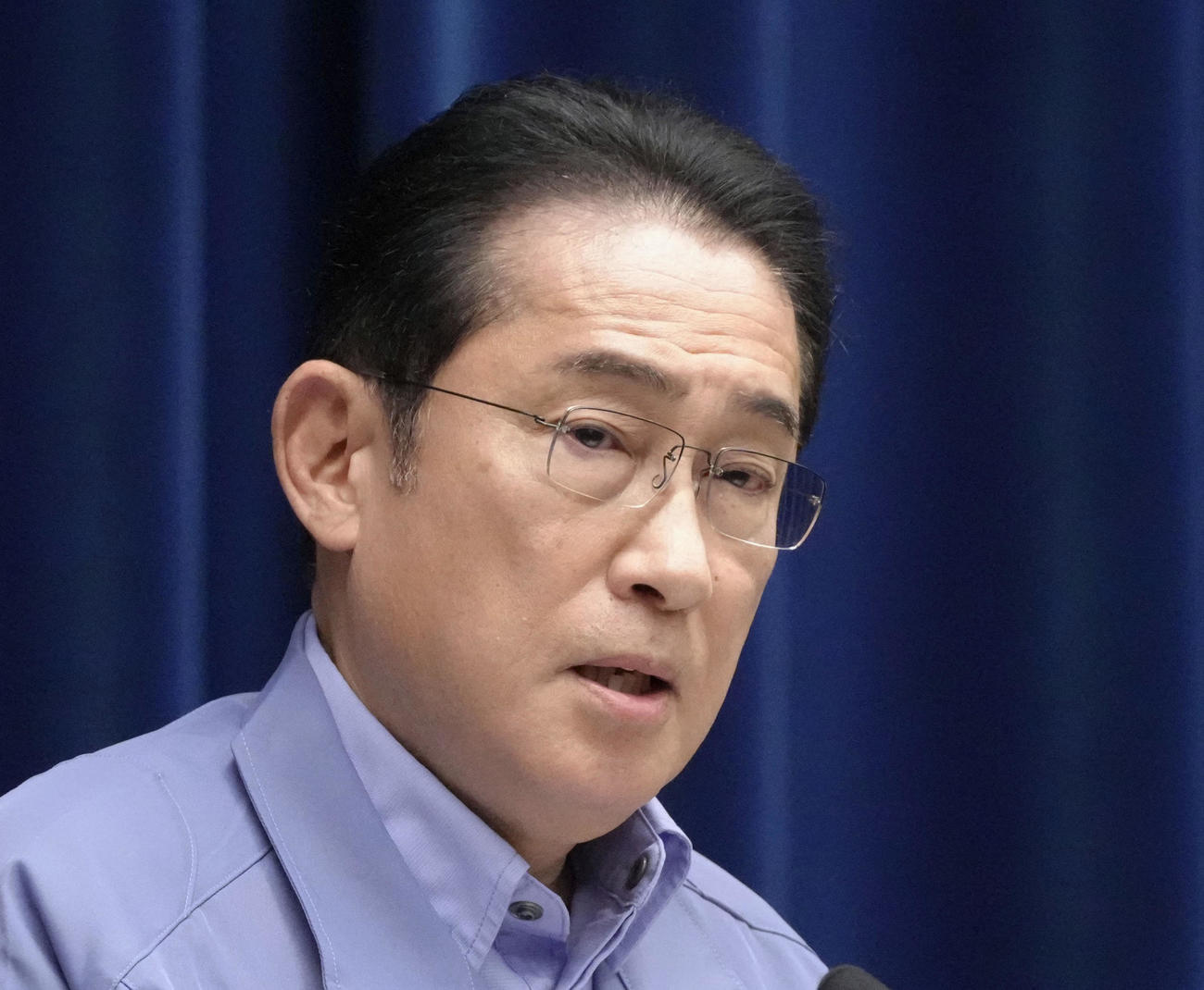 年頭の記者会見をする岸田首相（共同）