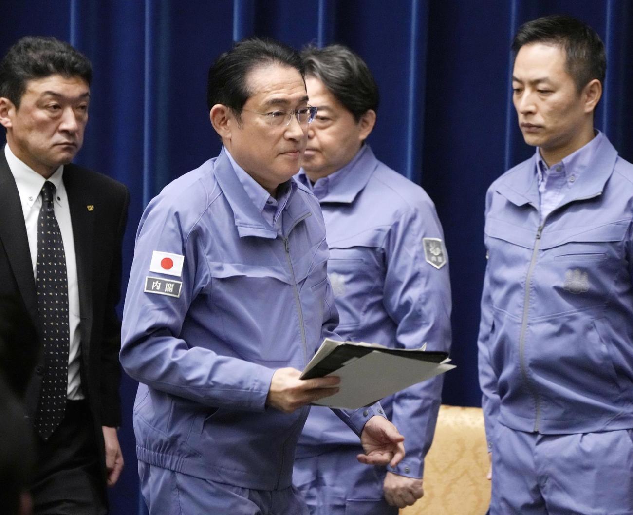 年頭の記者会見を終えた岸田首相（共同）