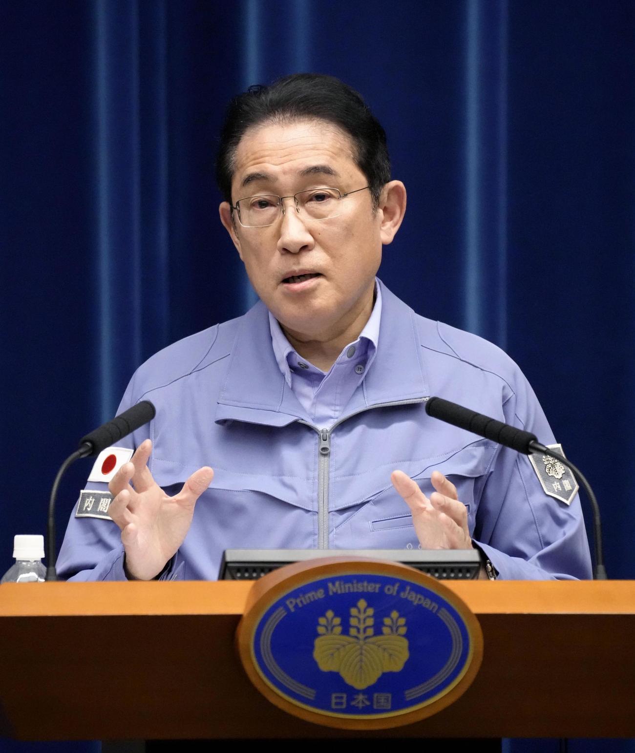 年頭の記者会見をする岸田首相（共同）