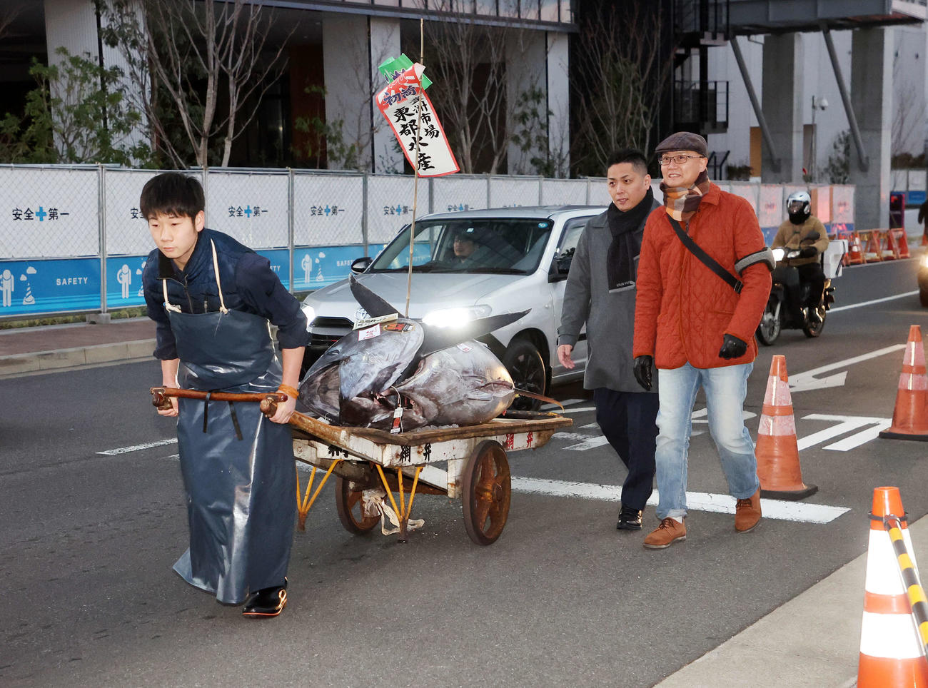 初競り1番で落とされたマグロと市場を出てくる長尾社長（中央）と坂上料理長（右）（撮影・鈴木正人）