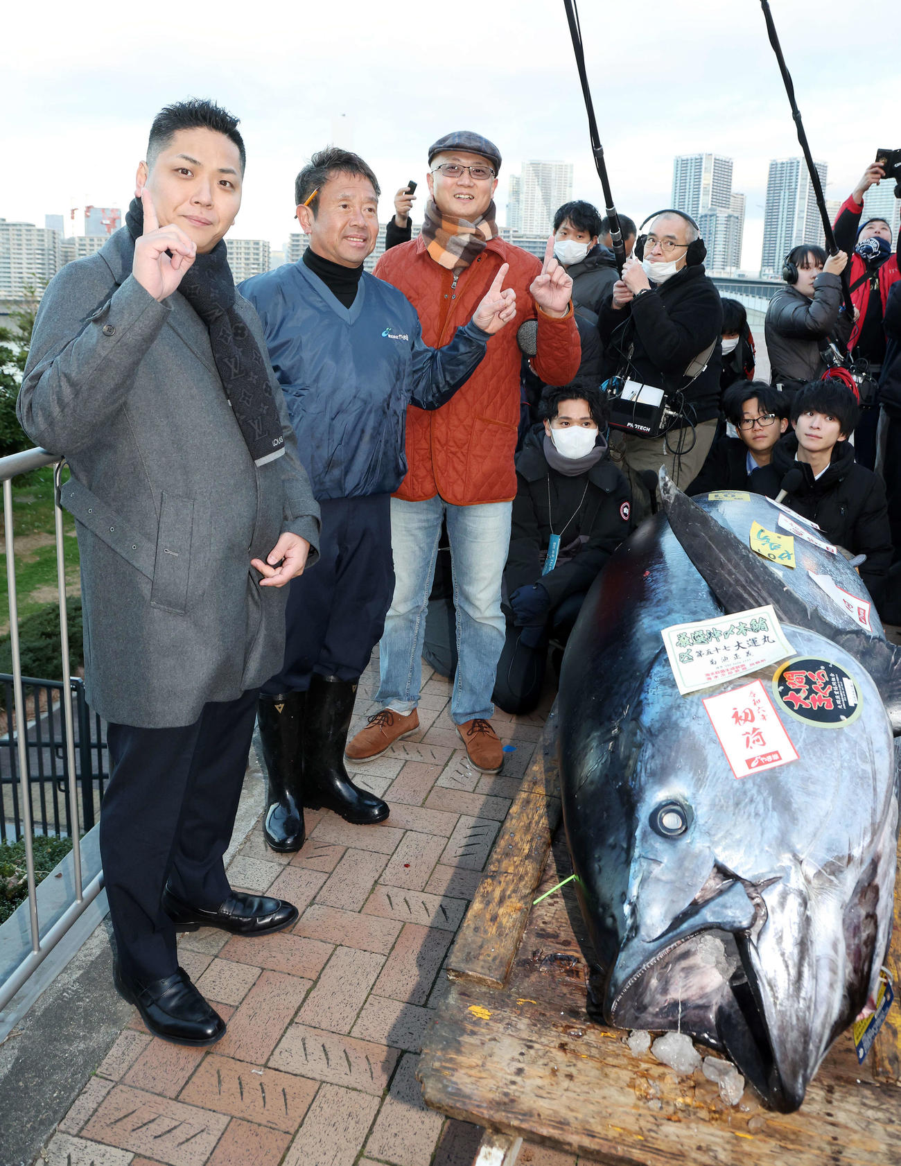 初競り1番マグロと写真に納まる、左からおのでら長尾社長、やま幸の山口社長、坂上料理長（撮影・鈴木正人）