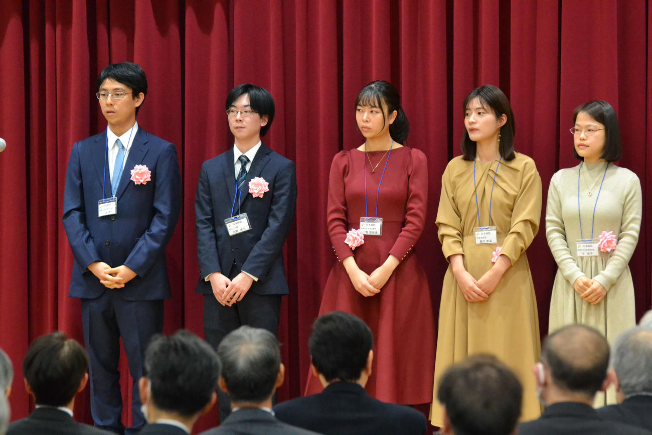 打ち初め式に勢ぞろいした現役タイトル保持者の一力遼棋聖、芝野虎丸名人、上野愛咲美女流名人、藤沢里菜女流本因坊、牛栄子扇興杯（左から）